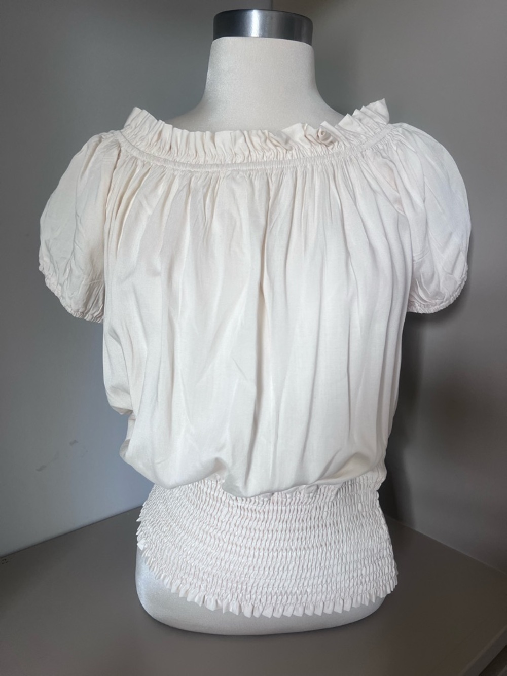 Kate Kasin Off White Smocked-Hem Short Sleeve Women's Top - Size Small - NWT